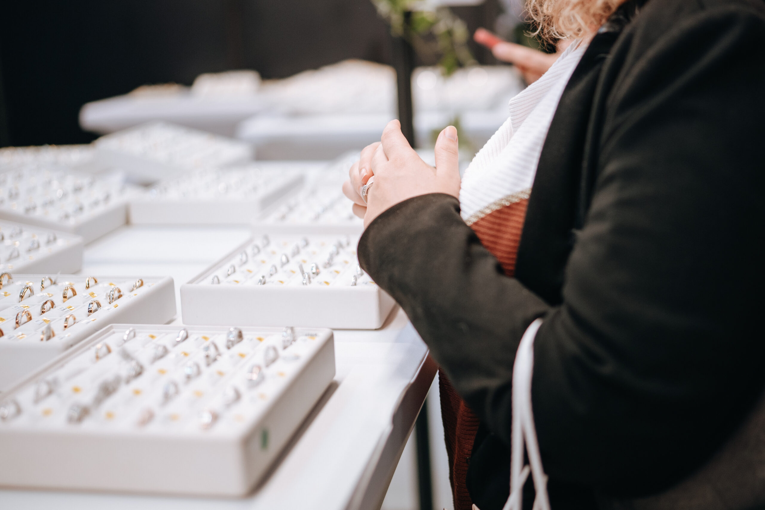 Essayage d'alliance au salon du mariage de Cannes Mandelieu